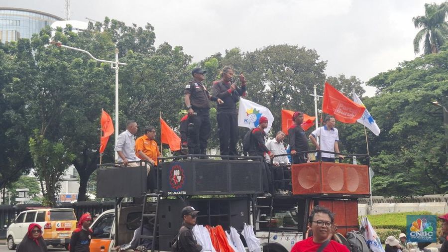 Para buruh kembali turun ke jalan menggelar aksi demo di kawasan Patung Kuda, tepatnya Jalan Medan Merdeka Selatan, Jakarta Pusat, Kamis (8/1/2026). (CNBC Indonesia/Chandra Dwi Pranata)
