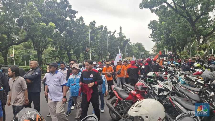 Para buruh mulai memadati Jalan Medan Merdeka Selatan, tepat di depan Gedung BSI Tower, untuk menggelar aksi demo, Kamis (8/1/2026). (CNBC Indonesia/Chandra Dwi Pranata)