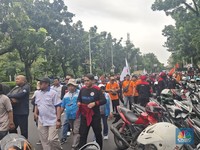 Massa Buruh Berdatangan, Lalin Jalan Medan Merdeka Selatan Mulai Macet