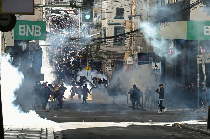 Para penambang yang berafiliasi dengan Central Obrera Boliviana (COB) bentrok dengan polisi anti huru hara saat melakukan aksi di La Paz, Bolivia, Senin (5/1/2026) waktu setempat. (REUTERS/Claudia Morales)