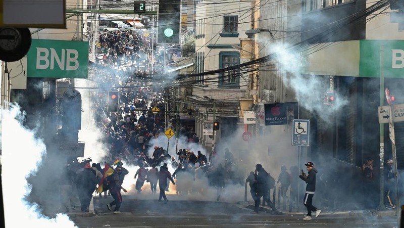 Para penambang yang berafiliasi dengan Central Obrera Boliviana (COB) bentrok dengan polisi anti huru hara saat melakukan aksi di La Paz, Bolivia, Senin (5/1/2026) waktu setempat. (REUTERS/Claudia Morales)