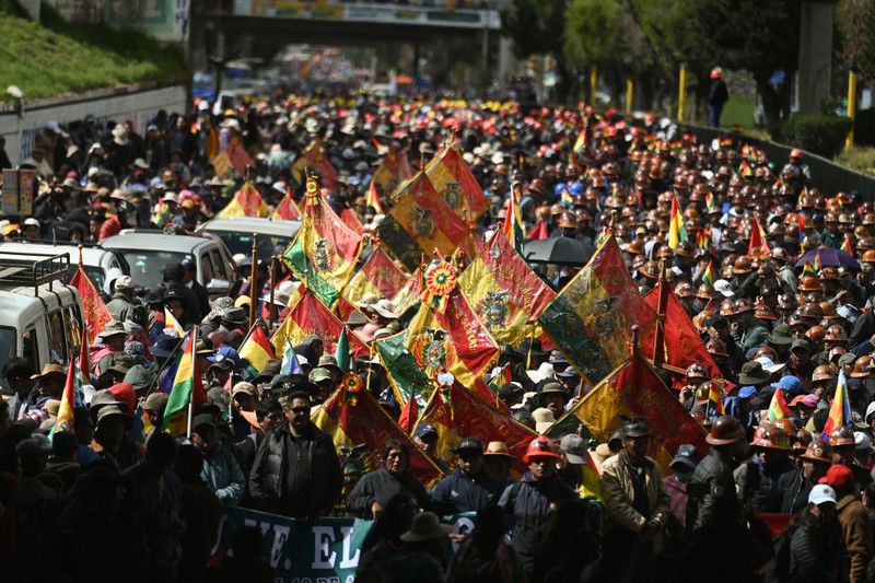 Para penambang yang berafiliasi dengan Central Obrera Boliviana (COB) bentrok dengan polisi anti huru hara saat melakukan aksi di La Paz, Bolivia, Senin (5/1/2026) waktu setempat. (REUTERS/Claudia Morales)
