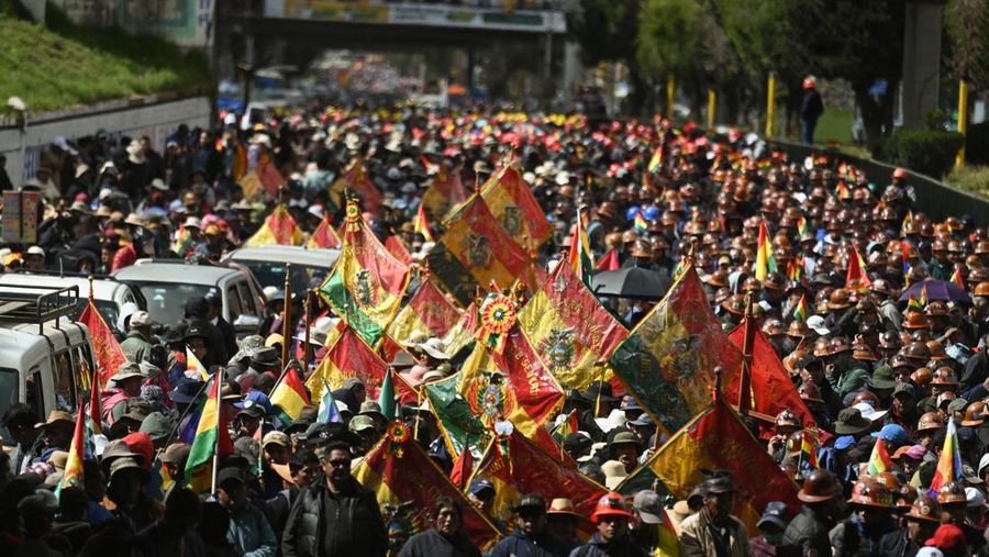 Para penambang yang berafiliasi dengan Central Obrera Boliviana (COB) bentrok dengan polisi anti huru hara saat melakukan aksi di La Paz, Bolivia, Senin (5/1/2026) waktu setempat. (REUTERS/Claudia Morales)