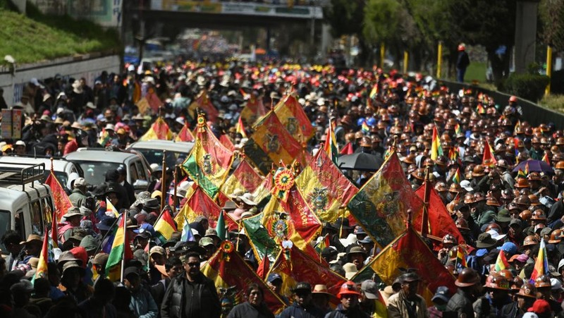 Para penambang yang berafiliasi dengan Central Obrera Boliviana (COB) bentrok dengan polisi anti huru hara saat melakukan aksi di La Paz, Bolivia, Senin (5/1/2026) waktu setempat. (REUTERS/Claudia Morales)