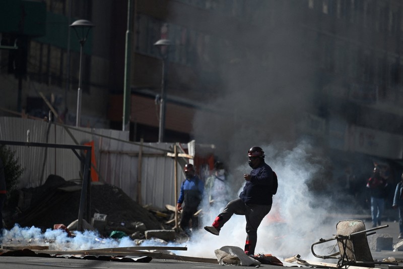 Para penambang yang berafiliasi dengan Central Obrera Boliviana (COB) bentrok dengan polisi anti huru hara saat melakukan aksi di La Paz, Bolivia, Senin (5/1/2026) waktu setempat. (REUTERS/Claudia Morales)