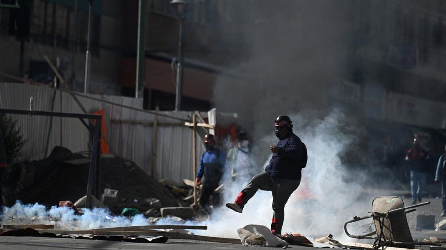 Para penambang yang berafiliasi dengan Central Obrera Boliviana (COB) bentrok dengan polisi anti huru hara saat melakukan aksi di La Paz, Bolivia, Senin (5/1/2026) waktu setempat. (REUTERS/Claudia Morales)