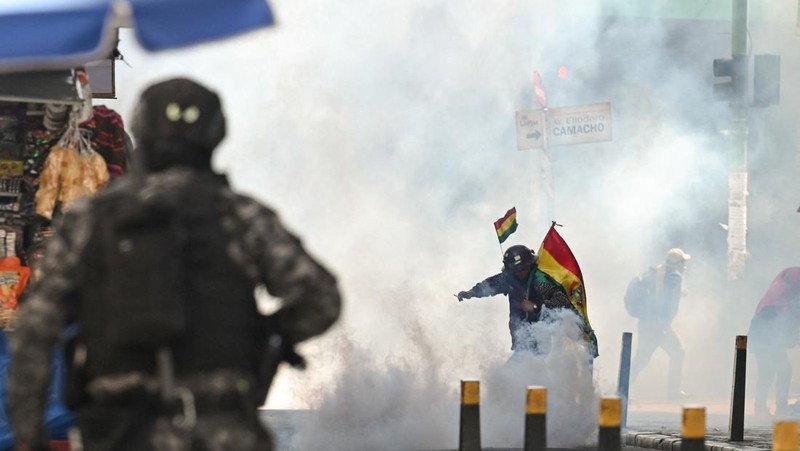 Para penambang yang berafiliasi dengan Central Obrera Boliviana (COB) bentrok dengan polisi anti huru hara saat melakukan aksi di La Paz, Bolivia, Senin (5/1/2026) waktu setempat. (REUTERS/Claudia Morales)