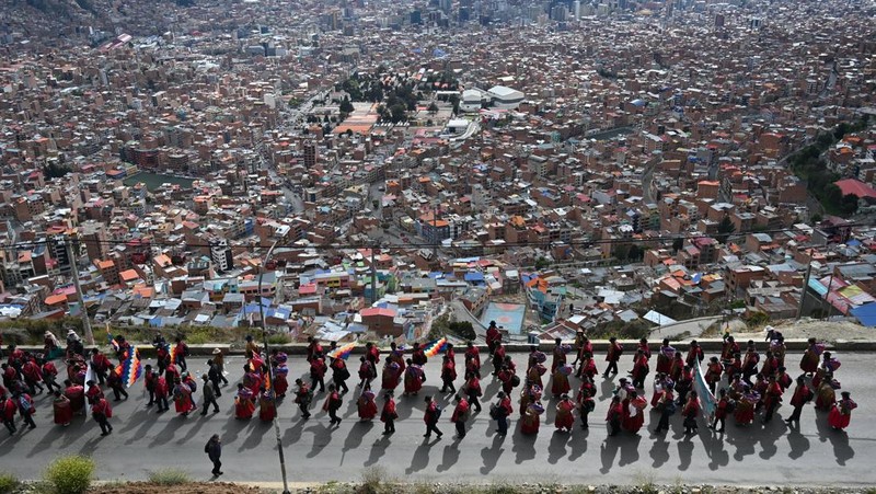 Para penambang yang berafiliasi dengan Central Obrera Boliviana (COB) bentrok dengan polisi anti huru hara saat melakukan aksi di La Paz, Bolivia, Senin (5/1/2026) waktu setempat. (REUTERS/Claudia Morales)