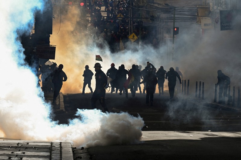 Para penambang yang berafiliasi dengan Central Obrera Boliviana (COB) bentrok dengan polisi anti huru hara saat melakukan aksi di La Paz, Bolivia, Senin (5/1/2026) waktu setempat. (REUTERS/Claudia Morales)