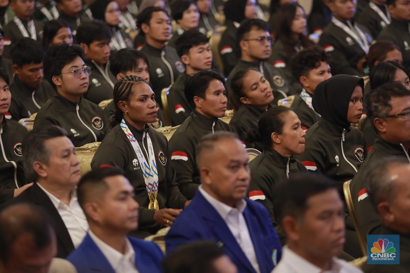 Presiden RI Prabowo Subianto memberi penghargaan berupa bonus kepada perwakilan atlet SEA Games ke-33, di Istana Negara,  Jakarta, Kamis (8/1/2026). (CNBC Indonesia/Muhammad Sabki)