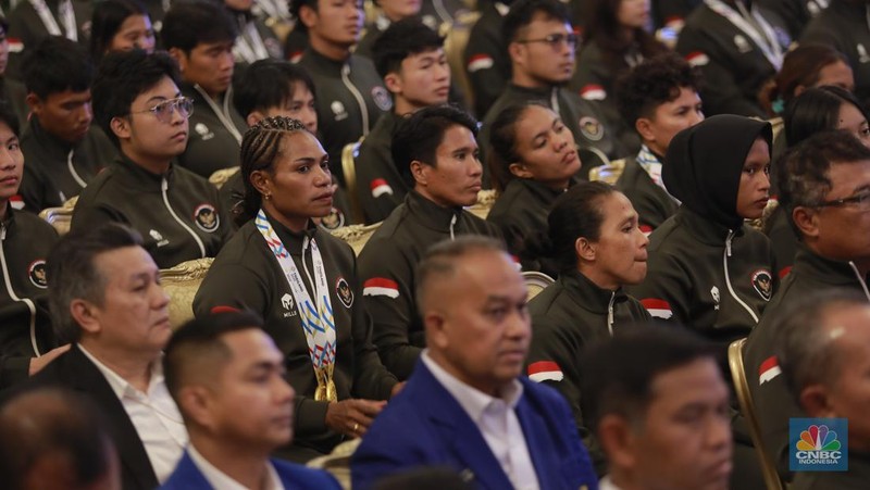 Presiden RI Prabowo Subianto memberi penghargaan berupa bonus kepada perwakilan atlet SEA Games ke-33, di Istana Negara,  Jakarta, Kamis (8/1/2026). (CNBC Indonesia/Muhammad Sabki)