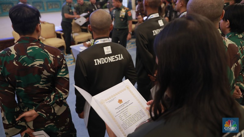 Presiden RI Prabowo Subianto memberi penghargaan berupa bonus kepada perwakilan atlet SEA Games ke-33, di Istana Negara,  Jakarta, Kamis (8/1/2026). (CNBC Indonesia/Muhammad Sabki)