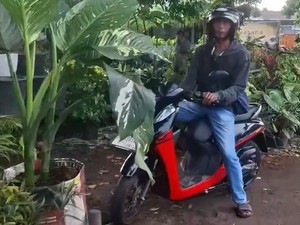 Kocak! Pemotor Ini Pura-pura Beli Kembang Usai Keciduk Lawan Arah