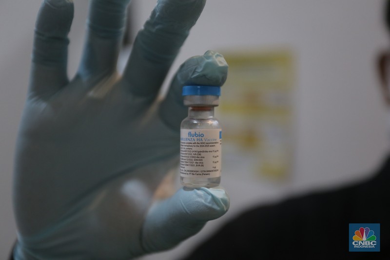 Petugas medis menunjukkan vaksin Influenza HA di Klinik Pratama Aisyah, Taman Sari, Jakarta, Kamis (8/1/2026). (CNBC Indonesia/Muhammad Sabki)