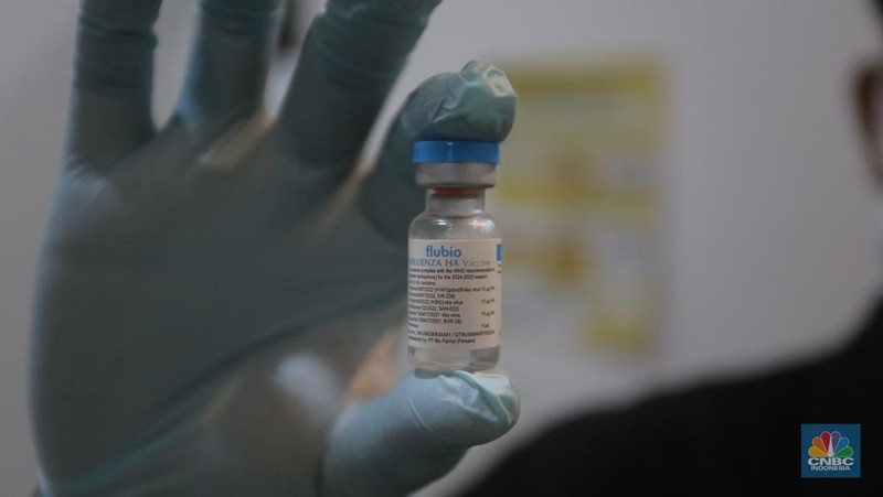 Petugas medis menunjukkan vaksin Influenza HA di Klinik Pratama Aisyah, Taman Sari, Jakarta, Kamis (8/1/2026). (CNBC Indonesia/Muhammad Sabki)