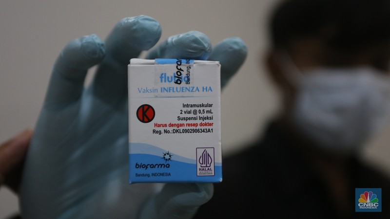 Petugas medis menunjukkan vaksin Influenza HA di Klinik Pratama Aisyah, Taman Sari, Jakarta, Kamis (8/1/2026). (CNBC Indonesia/Muhammad Sabki)