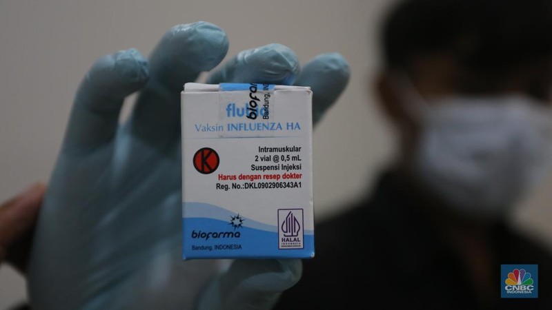 Petugas medis menunjukkan vaksin Influenza HA di Klinik Pratama Aisyah, Taman Sari, Jakarta, Kamis (8/1/2026). (CNBC Indonesia/Muhammad Sabki)