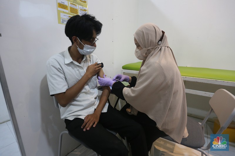 Petugas medis menunjukkan vaksin Influenza HA di Klinik Pratama Aisyah, Taman Sari, Jakarta, Kamis (8/1/2026). (CNBC Indonesia/Muhammad Sabki)