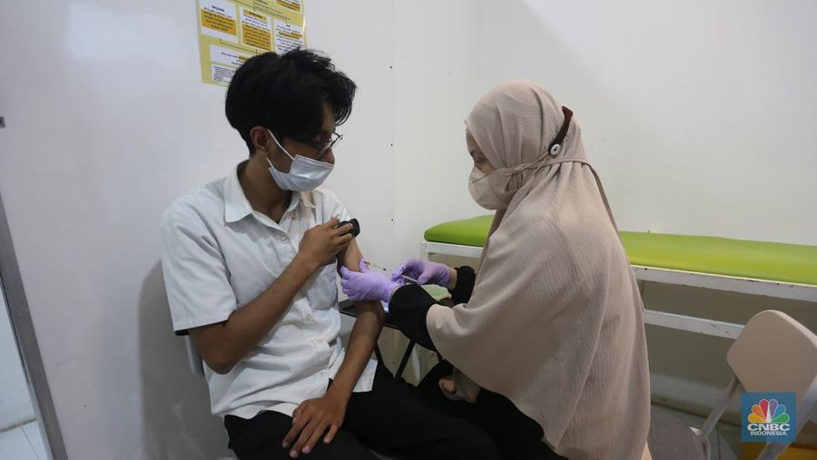 Petugas medis menunjukkan vaksin Influenza HA di Klinik Pratama Aisyah, Taman Sari, Jakarta, Kamis (8/1/2026). (CNBC Indonesia/Muhammad Sabki)