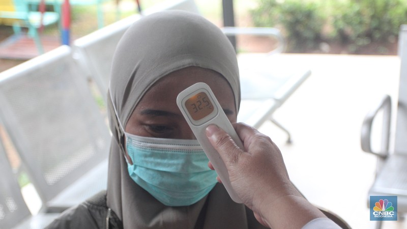 Petugas medis menunjukkan vaksin Influenza HA di Klinik Pratama Aisyah, Taman Sari, Jakarta, Kamis (8/1/2026). (CNBC Indonesia/Muhammad Sabki)