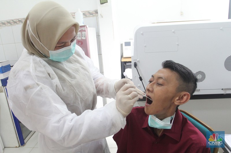Petugas medis menunjukkan vaksin Influenza HA di Klinik Pratama Aisyah, Taman Sari, Jakarta, Kamis (8/1/2026). (CNBC Indonesia/Muhammad Sabki)