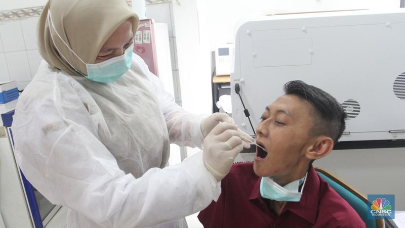 Petugas medis menunjukkan vaksin Influenza HA di Klinik Pratama Aisyah, Taman Sari, Jakarta, Kamis (8/1/2026). (CNBC Indonesia/Muhammad Sabki)