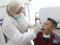 Petugas medis menunjukkan vaksin Influenza HA di Klinik Pratama Aisyah, Taman Sari, Jakarta, Kamis (8/1/2026). (CNBC Indonesia/Muhammad Sabki)