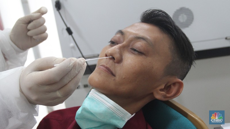 Petugas medis menunjukkan vaksin Influenza HA di Klinik Pratama Aisyah, Taman Sari, Jakarta, Kamis (8/1/2026). (CNBC Indonesia/Muhammad Sabki)