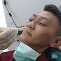 Petugas medis menunjukkan vaksin Influenza HA di Klinik Pratama Aisyah, Taman Sari, Jakarta, Kamis (8/1/2026). (CNBC Indonesia/Muhammad Sabki)