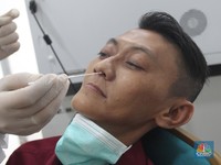 Petugas medis menunjukkan vaksin Influenza HA di Klinik Pratama Aisyah, Taman Sari, Jakarta, Kamis (8/1/2026). (CNBC Indonesia/Muhammad Sabki)