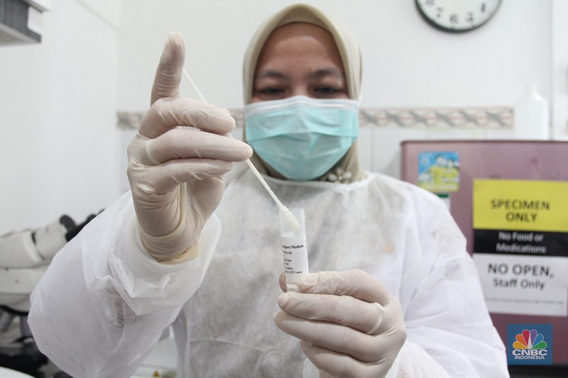 Petugas medis menunjukkan vaksin Influenza HA di Klinik Pratama Aisyah, Taman Sari, Jakarta, Kamis (8/1/2026). (CNBC Indonesia/Muhammad Sabki)