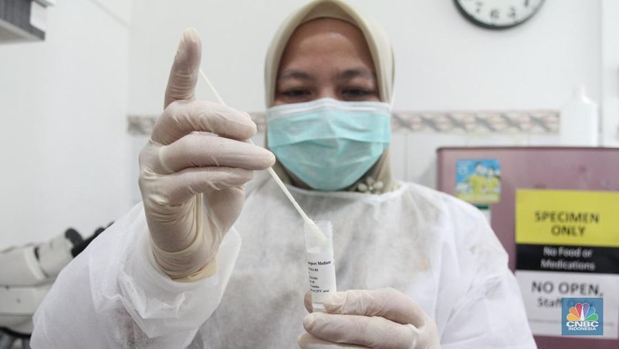 Petugas medis menunjukkan vaksin Influenza HA di Klinik Pratama Aisyah, Taman Sari, Jakarta, Kamis (8/1/2026). (CNBC Indonesia/Muhammad Sabki)