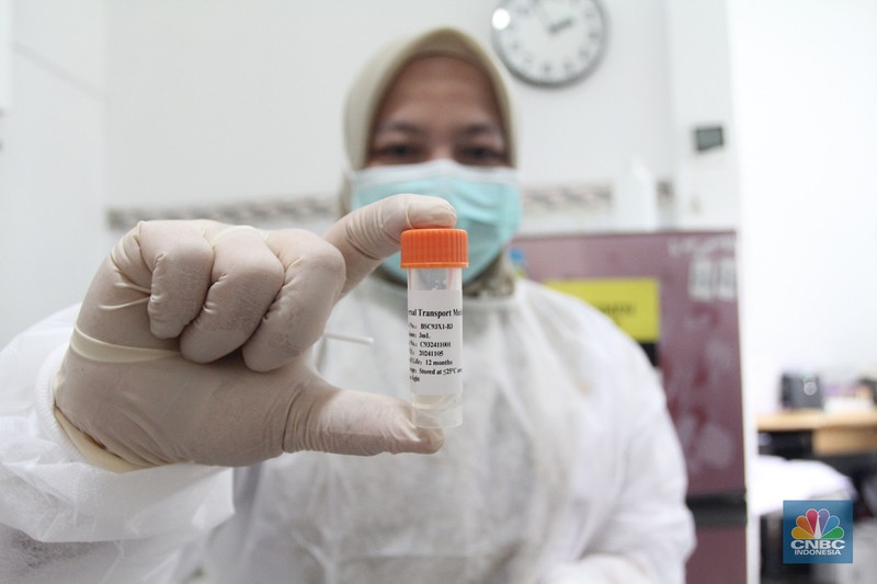 Petugas medis menunjukkan vaksin Influenza HA di Klinik Pratama Aisyah, Taman Sari, Jakarta, Kamis (8/1/2026). (CNBC Indonesia/Muhammad Sabki)