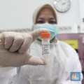 Petugas medis menunjukkan vaksin Influenza HA di Klinik Pratama Aisyah, Taman Sari, Jakarta, Kamis (8/1/2026). (CNBC Indonesia/Muhammad Sabki)