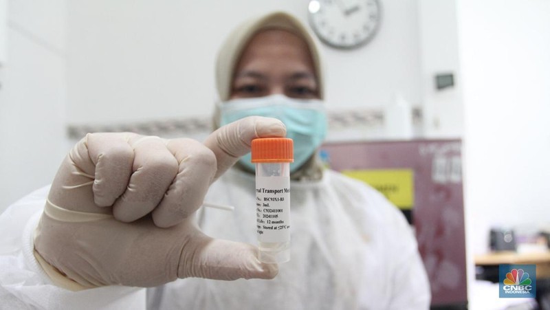 Petugas medis menunjukkan vaksin Influenza HA di Klinik Pratama Aisyah, Taman Sari, Jakarta, Kamis (8/1/2026). (CNBC Indonesia/Muhammad Sabki)