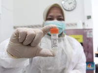 Petugas medis menunjukkan vaksin Influenza HA di Klinik Pratama Aisyah, Taman Sari, Jakarta, Kamis (8/1/2026). (CNBC Indonesia/Muhammad Sabki)