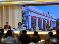 Plt Pejabat Perlindungan WNI (PWNI) Kementerian Luar Negeri (Kemlu) Heni Hamidah memberi keterangan pers soal WNI terjebak di Yaman, Kamis  (8/1/2026). (CNBC Indonesia/Thea Fathanah)