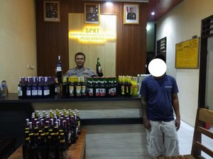 Ratusan Botol Miras Ilegal Disita Polsek Brondong Lamongan