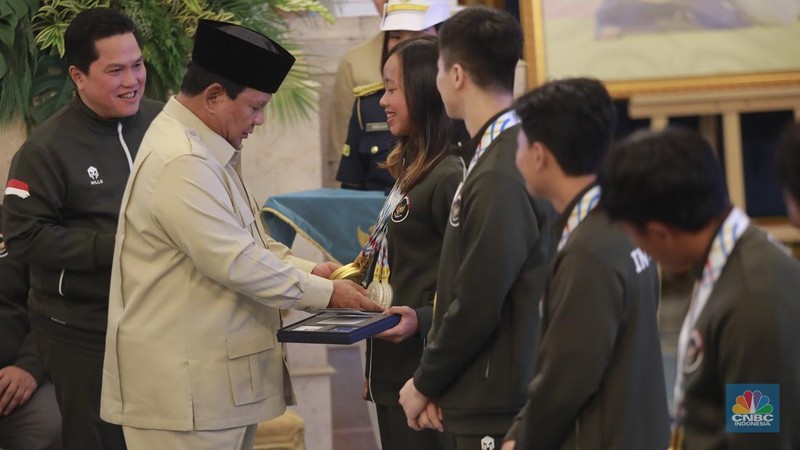 Presiden RI Prabowo Subianto memberi penghargaan berupa bonus kepada perwakilan atlet SEA Games ke-33, di Istana Negara,  Jakarta, Kamis (8/1/2026). (CNBC Indonesia/Muhammad Sabki)