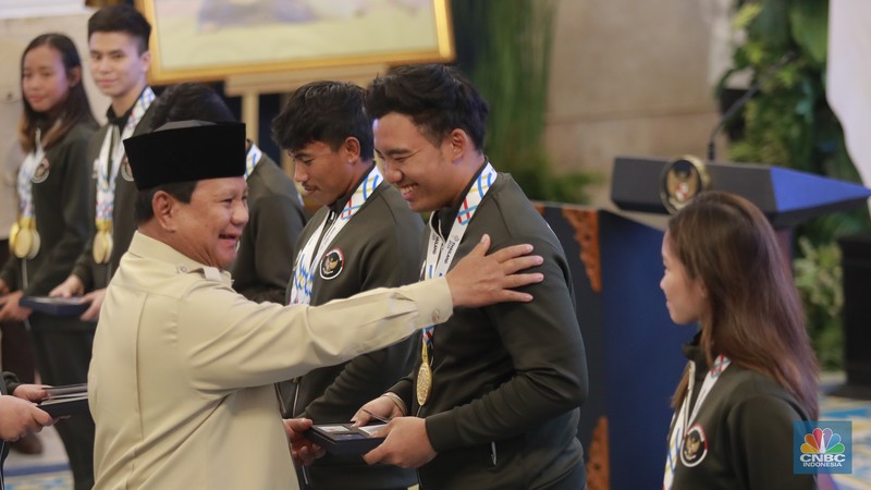Presiden RI Prabowo Subianto memberi penghargaan berupa bonus kepada perwakilan atlet SEA Games ke-33, di Istana Negara,  Jakarta, Kamis (8/1/2026). (CNBC Indonesia/Muhammad Sabki)
