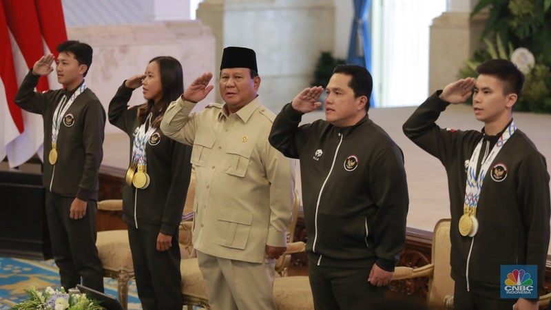 Presiden RI Prabowo Subianto memberi penghargaan berupa bonus kepada perwakilan atlet SEA Games ke-33, di Istana Negara,  Jakarta, Kamis (8/1/2026). (CNBC Indonesia/Muhammad Sabki)