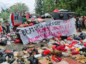 Kantor Walkot Tangsel Didemo, Mahasiswa Tumpahkan Sampah 2 Truk