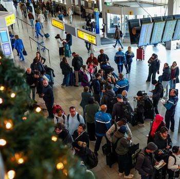 Potret Ratusan Penerbangan di Eropa Batal, Penumpang Terlantar
