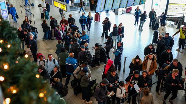 Potret Ratusan Penerbangan di Eropa Batal, Penumpang Terlantar