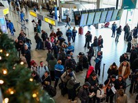 Potret Ratusan Penerbangan di Eropa Batal, Penumpang Terlantar