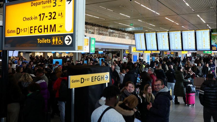 Ratusan penerbangan di Bandara Schiphol, Amsterdam, Belanda dibatalkan pada Rabu (7/1/2026) akibat badai salju, di tengah perkiraan gelombang dingin yang semakin buruk dan memicu gangguan perjalanan di sejumlah negara. (REUTERS/Piroschka Van De Wouw)
