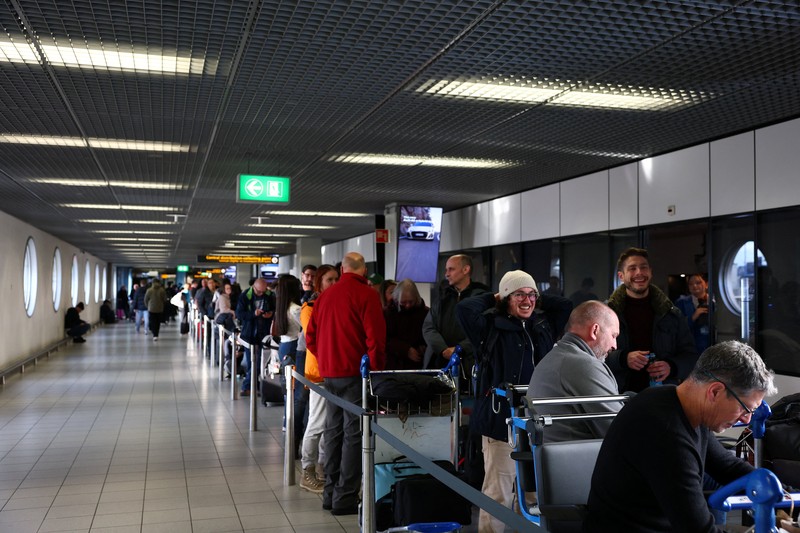 Ratusan penerbangan di Bandara Schiphol, Amsterdam, Belanda dibatalkan pada Rabu (7/1/2026) akibat badai salju, di tengah perkiraan gelombang dingin yang semakin buruk dan memicu gangguan perjalanan di sejumlah negara. (REUTERS/Piroschka Van De Wouw)