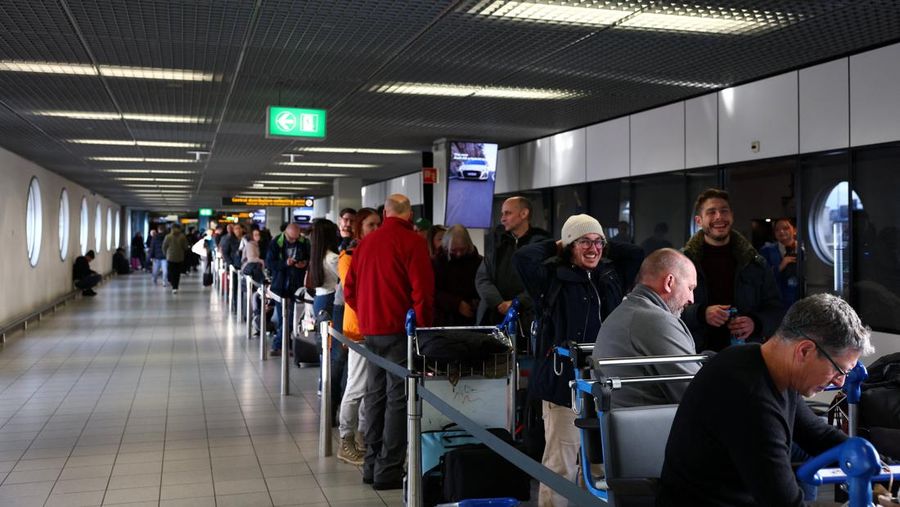 Ratusan penerbangan di Bandara Schiphol, Amsterdam, Belanda dibatalkan pada Rabu (7/1/2026) akibat badai salju, di tengah perkiraan gelombang dingin yang semakin buruk dan memicu gangguan perjalanan di sejumlah negara. (REUTERS/Piroschka Van De Wouw)