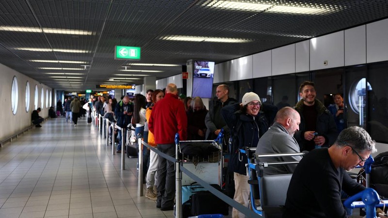 Ratusan penerbangan di Bandara Schiphol, Amsterdam, Belanda dibatalkan pada Rabu (7/1/2026) akibat badai salju, di tengah perkiraan gelombang dingin yang semakin buruk dan memicu gangguan perjalanan di sejumlah negara. (REUTERS/Piroschka Van De Wouw)