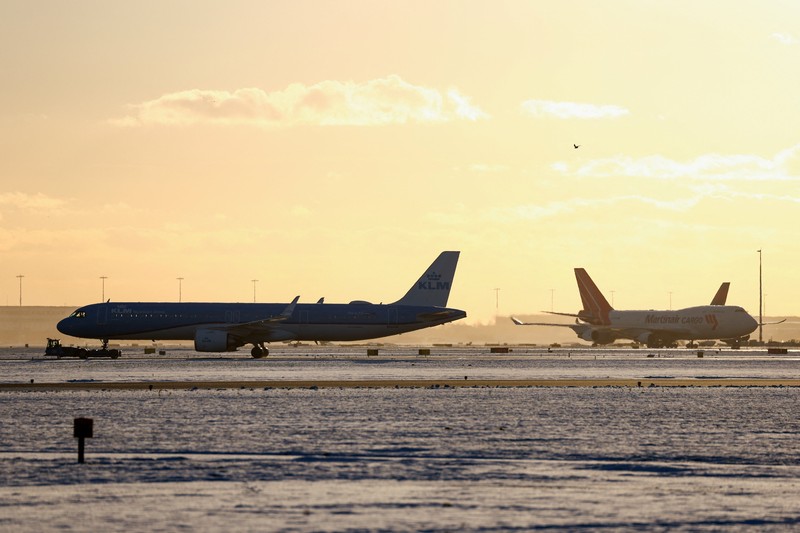 Ratusan penerbangan di Bandara Schiphol, Amsterdam, Belanda dibatalkan pada Rabu (7/1/2026) akibat badai salju, di tengah perkiraan gelombang dingin yang semakin buruk dan memicu gangguan perjalanan di sejumlah negara. (REUTERS/Piroschka Van De Wouw)